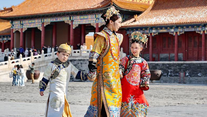 中国景区门票该给老外涨价了